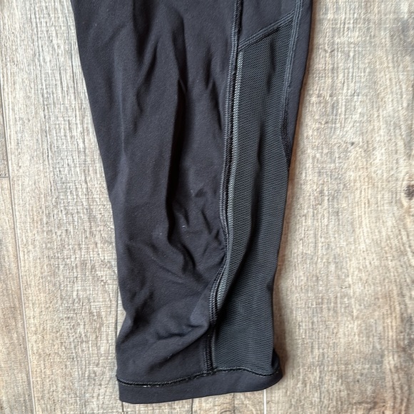 Lululemon running crops reflective Sz 6 - Picture 4 of 6